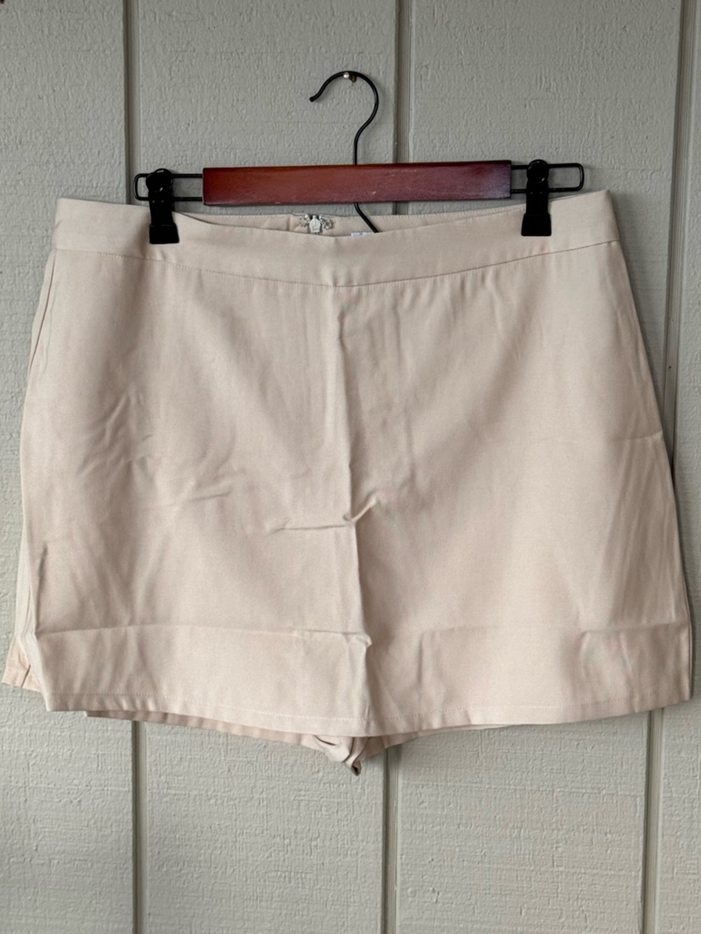 Gilli Butter Cream Skort NWT Size Large Tailored Chic Minimalist